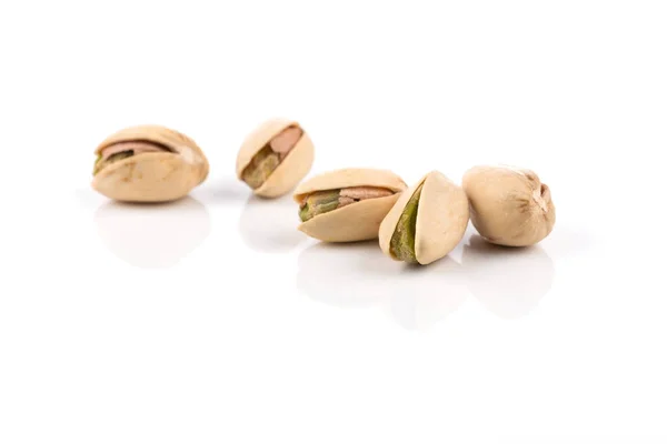 Pistache noten op wit — Stockfoto