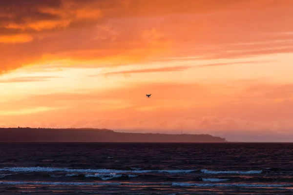 Vliegende drone over zee en wolken hemel — Stockfoto