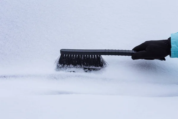 Mulher limpando neve do carro — Fotografia de Stock