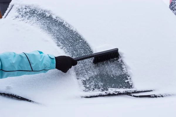 Donna pulizia neve dalla macchina — Foto Stock