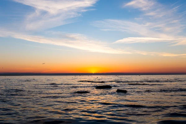 Parlak gökyüzü ve günbatımı, su — Stok fotoğraf