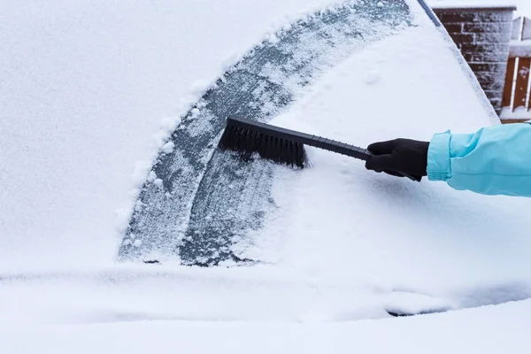 Kadın Kışın Arabadan Kar Temizliyor — Stok fotoğraf
