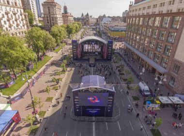 Kiev Khreshchatyk'a Caddesi üzerinde Eurovision köyde bir sahne