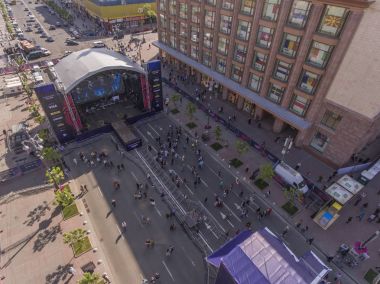 Kiev Khreshchatyk'a Caddesi üzerinde Eurovision köyde bir sahne