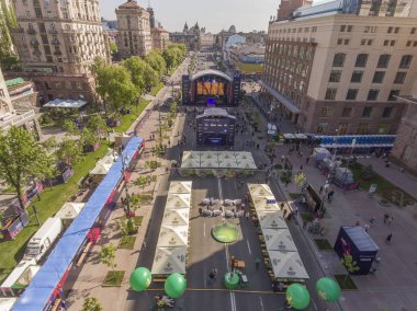 Kiev Khreshchatyk'a Caddesi üzerinde Eurovision köyde bir sahne