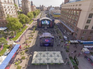 Kiev Khreshchatyk'a Caddesi üzerinde Eurovision köyde bir sahne