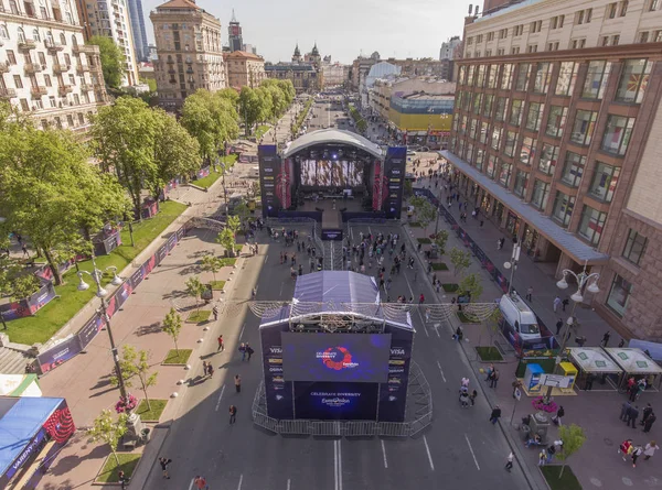 Kiev Khreshchatyk'a Caddesi üzerinde Eurovision köyde bir sahne