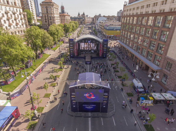 Сцена в деревне "Евровидение" на улице Крещатик в Киеве
