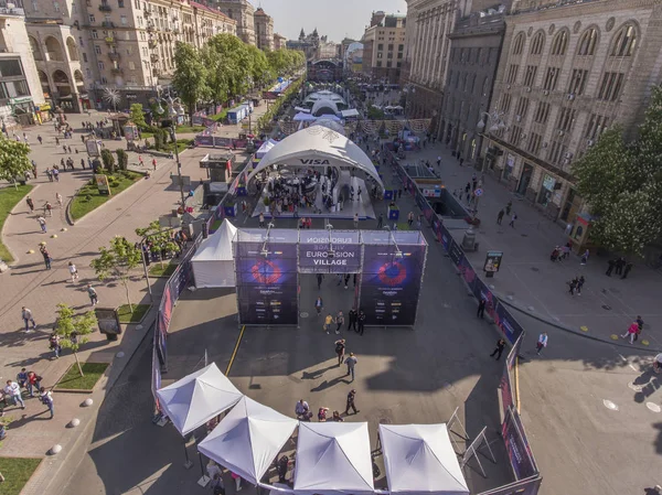 La entrada central a la aldea de Eurovisión en la calle Khreshchatyk en Kiev — Foto de Stock