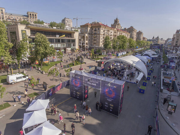 Центральный вход в деревню "Евровидение" на улице Крещатик в Киеве
