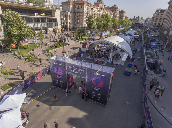 Центральный вход в деревню "Евровидение" на улице Крещатик в Киеве
