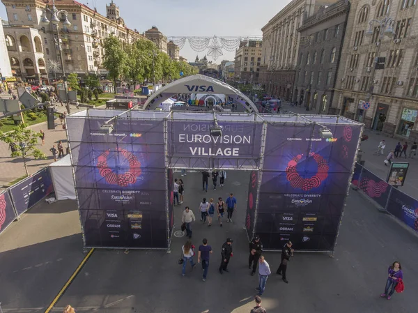 La entrada central a la aldea de Eurovisión en la calle Khreshchatyk en Kiev — Foto de Stock