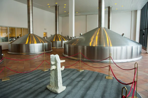 Tanques de fermentación de cerveza. Interior de la fábrica de cerveza. Cervecería moderna con grandes cubas de fermentación. Proceso de producción de cerveza . —  Fotos de Stock