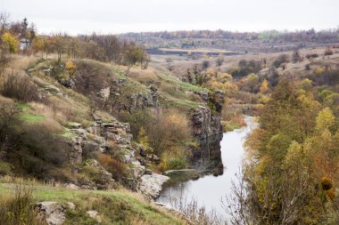 Uçurumların panoramik manzarası ve Ukrayna 'daki Buksky Kanyonu nehri..