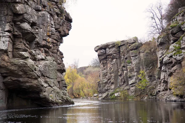 Uitzicht op Buksky Canyon, Oekraïne. Rivier en rotsen. Rivierstromen tussen hoge kliffen. Rechtenvrije Stockafbeeldingen