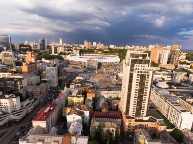 Şehir manzarası ve Olimpiyat stadyumu yukarıdan. Gündüz vakti şehir manzarası. Güneş ışınları binaların üzerine düşüyor..