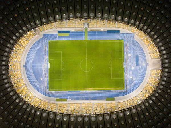 Estádio Olímpico retroiluminado sem pessoas. Vista panorâmica de cima. Boa noite. Estádio antes do jogo . — Fotografia de Stock