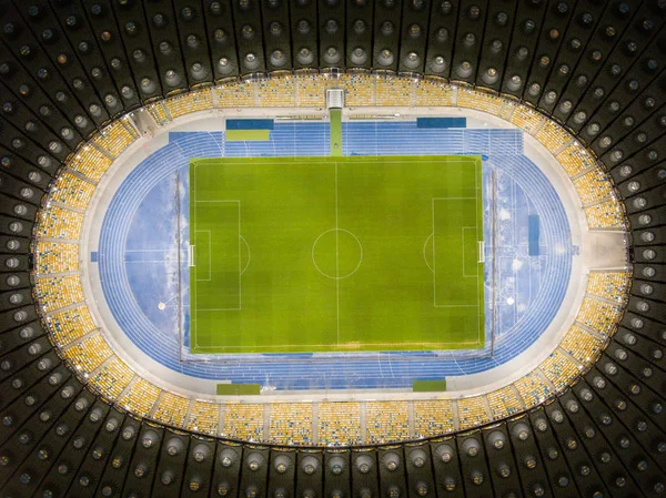 İnsanları olmayan arka ışıklandırılmış Olimpiyat Stadyumu. Yukarıdan panoramik manzara. Gece vakti. Maçtan önce stadyum. 