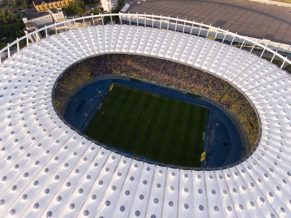 Zicht op het Olympisch stadion van bovenaf tijdens een voetbalwedstrijd. Stockafbeelding