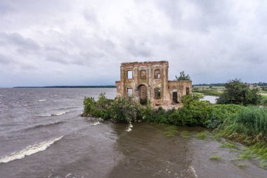Ukrayna, Tsybli köyündeki sel basmış kilise kalıntıları. Ön görünüm.
