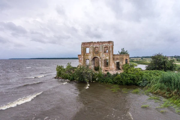 ウクライナ、テシブリ村の浸水した教会の遺跡。正面図. — ストック写真