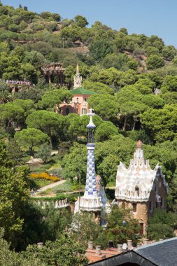 Barselona Park Guell 'in panoramik manzarası. Gaudi binaları yeşillikte boğuluyor. Barcelona 'nın ünlü büyük parkı.. 
