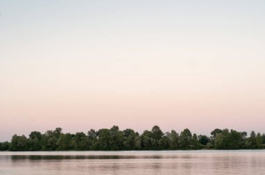 Gün batımında nehir. Güzel manzara. Doğanın güzelliği. 