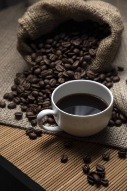 Taze kokulu kahve ve kahve çekirdekleri.. 