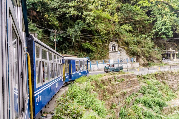 Oyuncak tren Darjeelng içine alarak