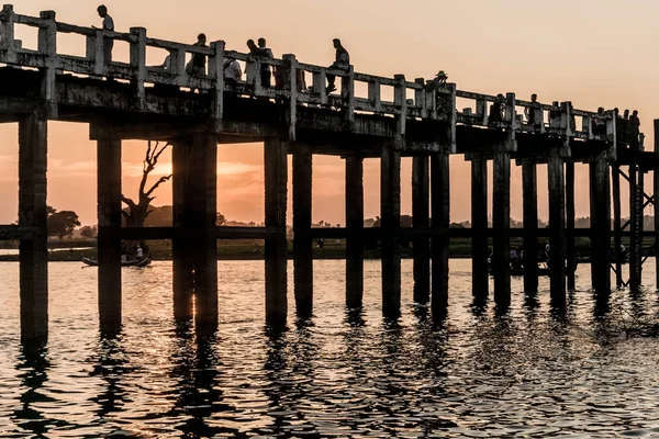 Мост на закат — стоковое фото