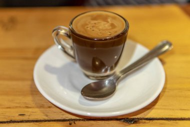 Taze kahve ve kaşık.