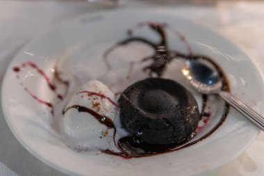 Vanilyalı dondurma ve çikolatalı lahanalı kek.