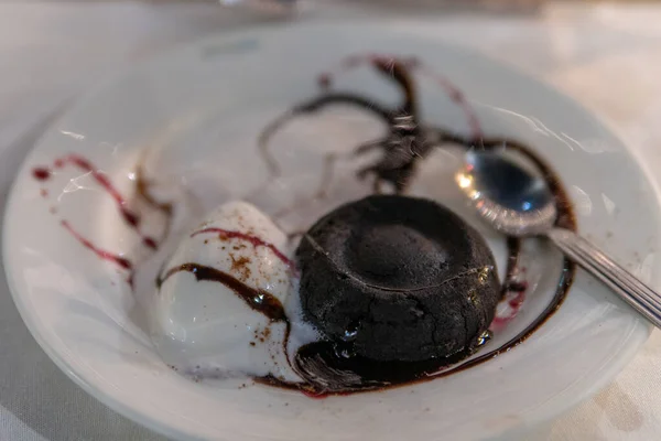 Ванильный мороженое и шоколадный лава торт — стоковое фото