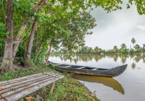 Лодка и скамейка на острове в Керала Backwaters — стоковое фото