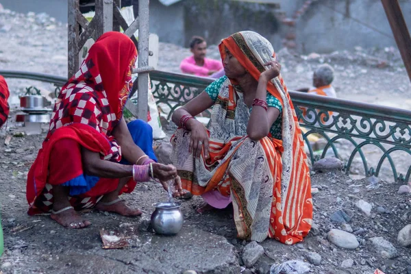 Indian Women Talking in Rishikesh — Stock Photo, Image