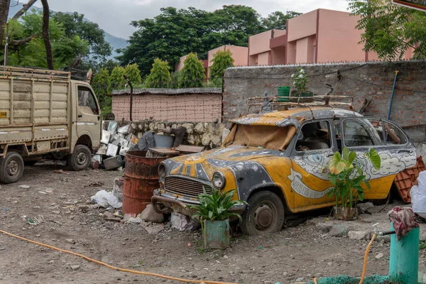 Carro velho sentado em Rishikesh — Fotografia de Stock