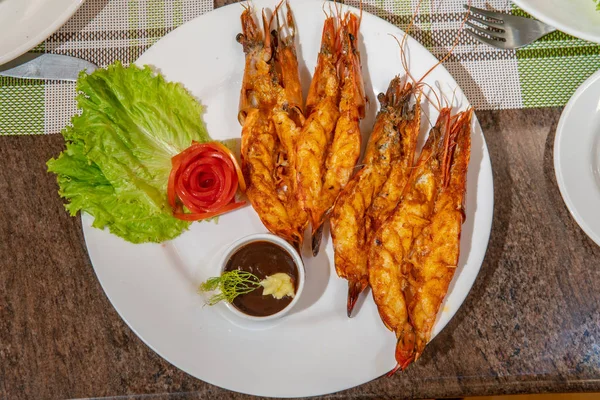Camarão fresco servido para jantar no prato — Fotografia de Stock