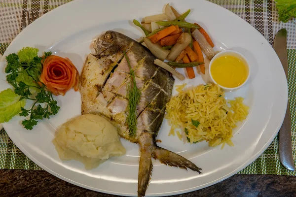 Peixes grelhados servidos em prato para jantar — Fotografia de Stock
