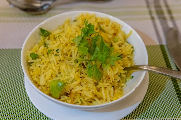 Arroz de açafrão amarelo com guarnição verde — Fotografia de Stock