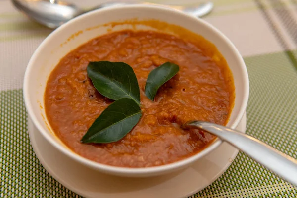 Vegetarische linzen curry soep in kom — Stockfoto