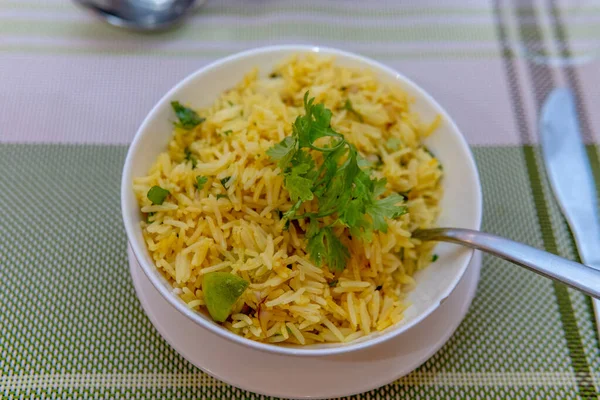 Жовтий шафрановий рис з зеленим гарніром — стокове фото