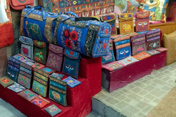 Предметы для продажи в районе Тамель в Катманду — стоковое фото
