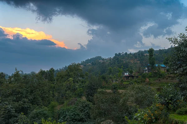 Farbenfroher Sonnenaufgang am Fuße des Himalaya — Stockfoto