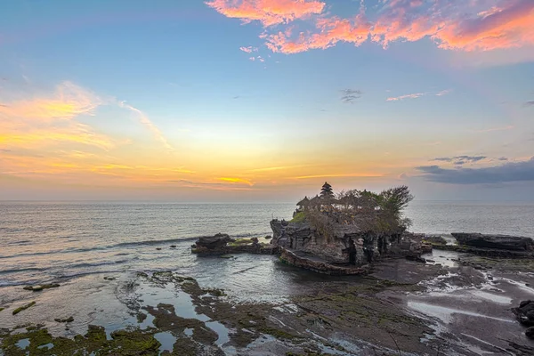 Vista del atardecer de Tanah Lot en Bali Occidental — Foto de Stock
