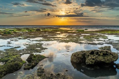 Batu Bolong Sahili 'nde gün batımı manzarası, Bali
