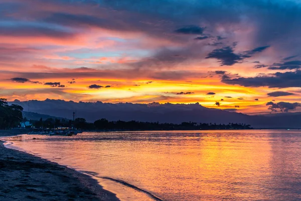 Puesta de sol en Bali durante el mes de diciembre en el norte — Foto de Stock