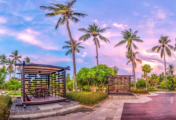 Coin salon extérieur avec palmiers au crépuscule — Photo