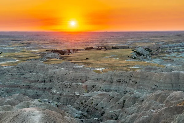 Observando la puesta de sol en las tierras baldías de Dakota del Sur — Foto de Stock