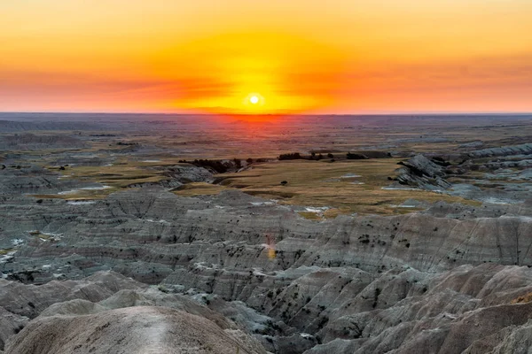 Observando la puesta de sol en las tierras baldías de Dakota del Sur — Foto de Stock