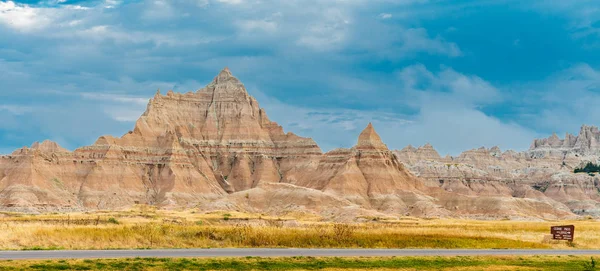 Vista panorámica de las Badlands Características geológicas con signo de bienvenida — Foto de Stock